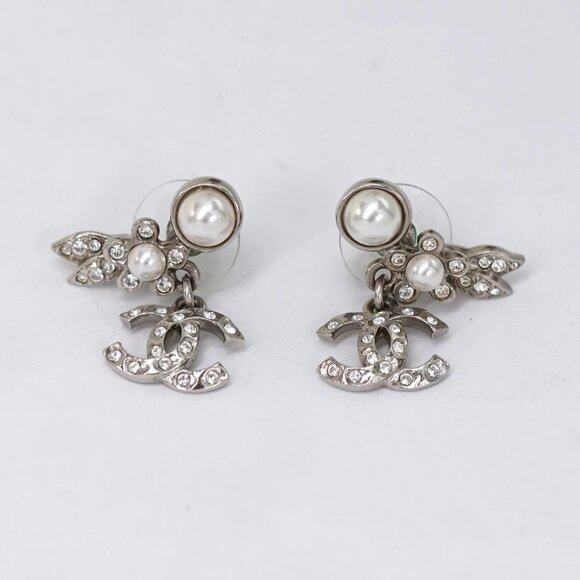 CHANEL CC Logo Rhinestone Pearl Flower Stud Earrings Silver Tone C21B Auth w/Box - Picture 3 of 6